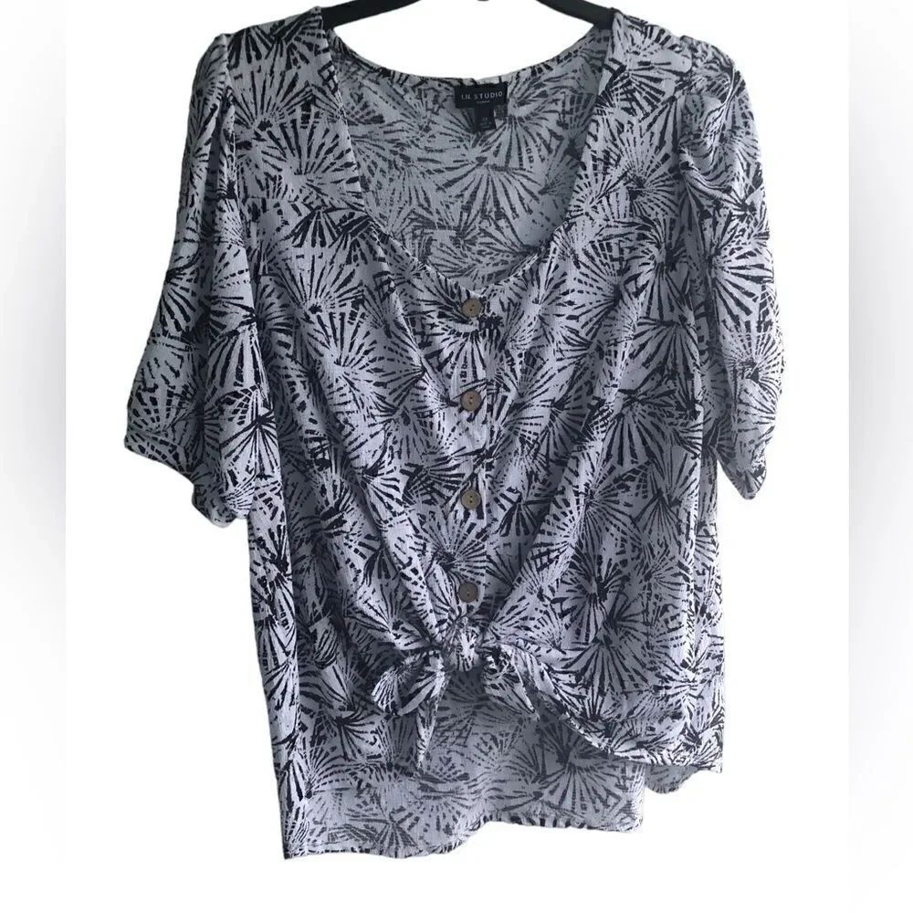 New I.N. Studio Women’s White & Black Short Sleeves Top. Ties in Front & Buttons